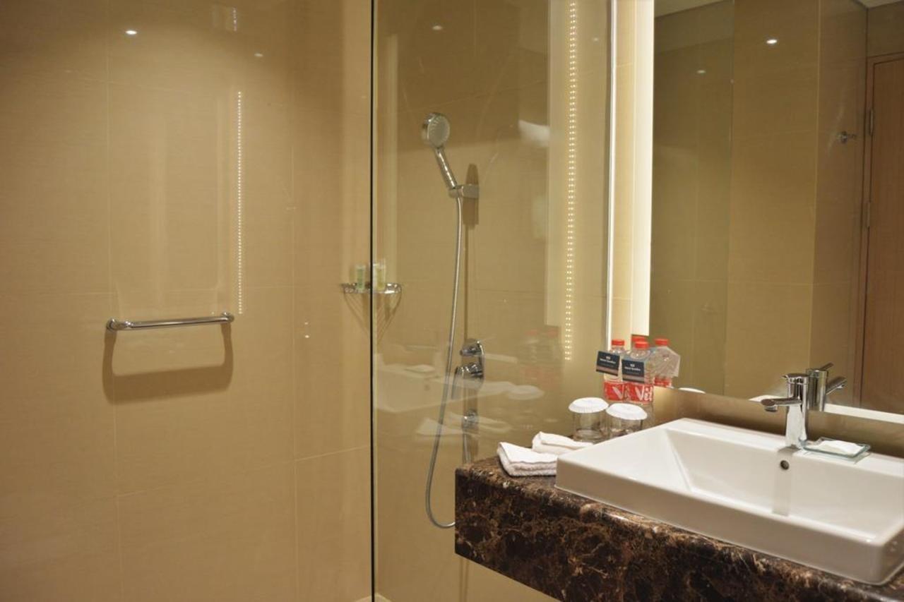 Hotel Santika Gresik Экстерьер фото