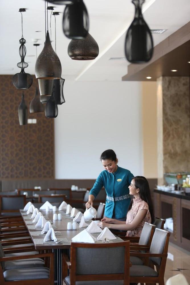 Hotel Santika Gresik Экстерьер фото