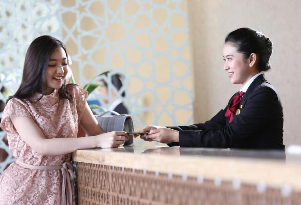 Hotel Santika Gresik Экстерьер фото