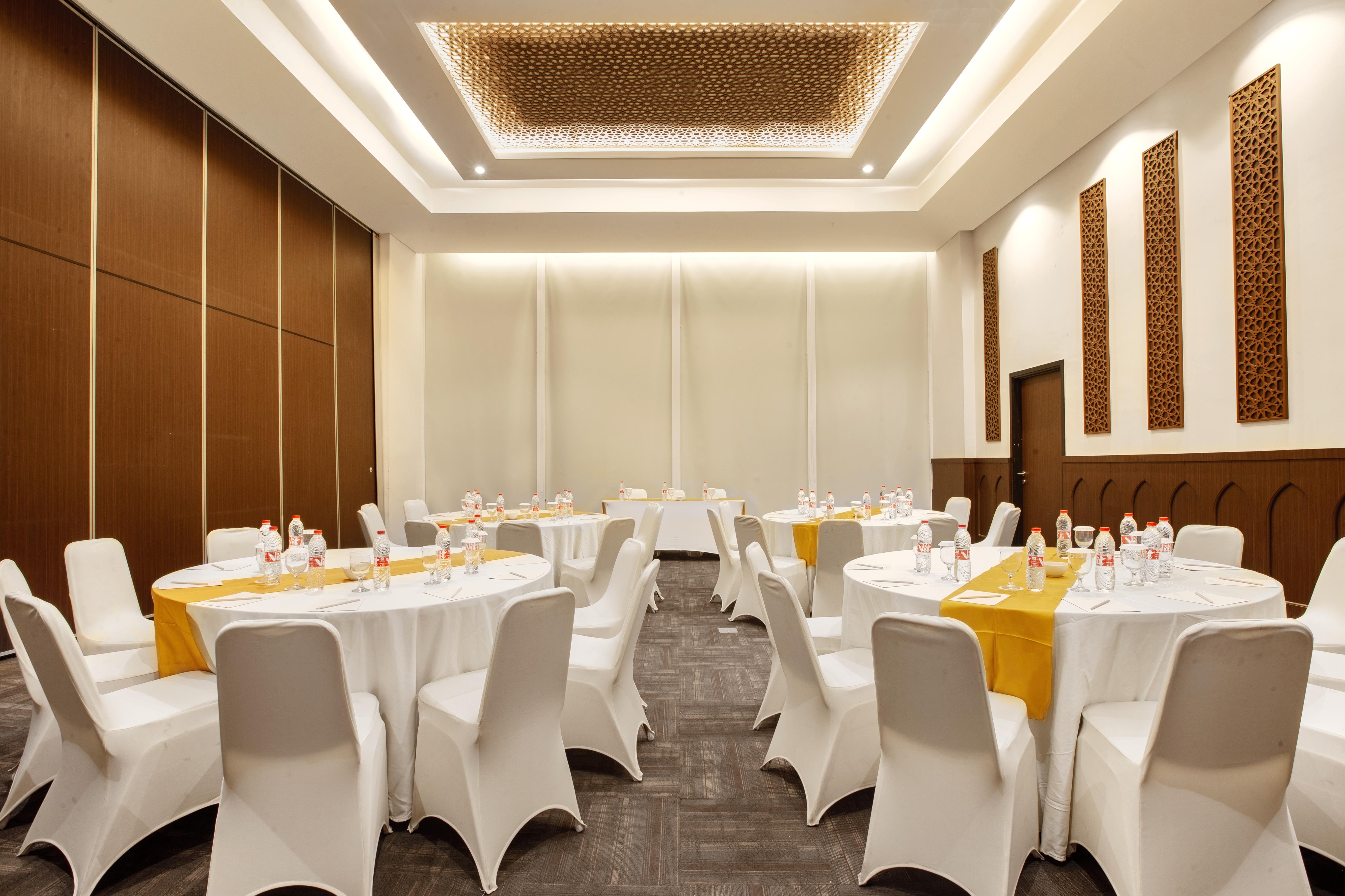 Hotel Santika Gresik Экстерьер фото