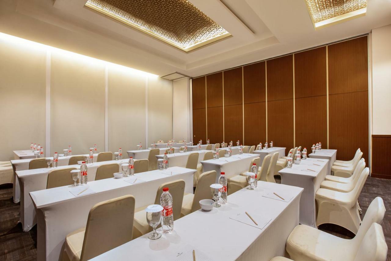 Hotel Santika Gresik Экстерьер фото